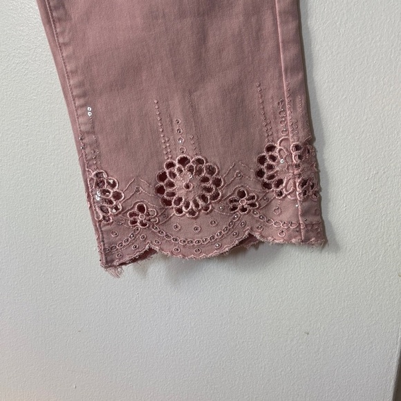 Frank Lyman Design Size XL Pink Cropped Jeans with Lace Detail - Picture 4 of 5